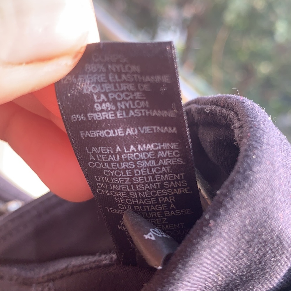 YOGA LEGGINGS - 3/4 length. Size small. Black. Small zip for keys. - Picture 5 of 7